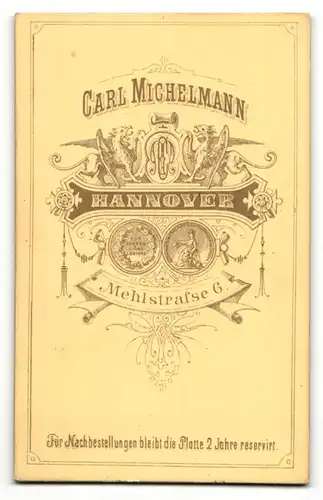 Fotografie Carl Michelmann, Hannover, Portrait junge Dame in hübscher Kleidung mit Amulett