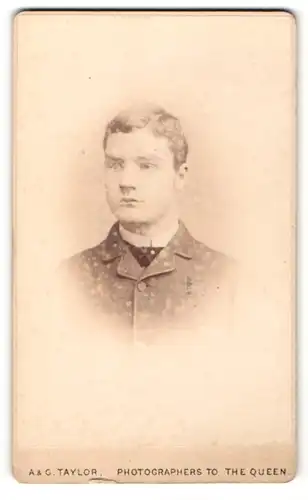 Fotografie A. & G. Taylor, London-W, Portrait junger Mann mit Seitenscheitel
