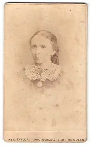 Fotografie A. & G. Taylor, London-W, Portrait Frau mit zusammengebundenem Haar