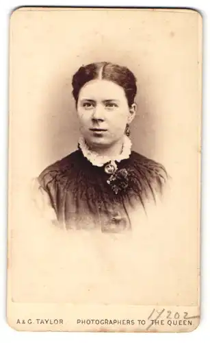 Fotografie A. & G. Taylor, London-W, Portrait Fräulein mit zurückgebundenem Haar