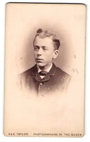 Fotografie A. & G. Taylor, London-W, Portrait halbwüchsiger Knabe mit zeitgenöss. Frisur