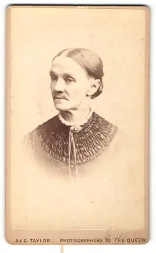 Fotografie A. & G. Taylor, London-W, Portrait betagte Frau mit zusammengebundenem Haar