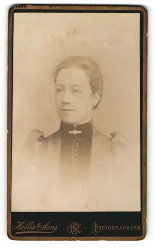 Fotografie Hellis & Sons, London, Portrait Fräulein mit zusammengebundenem Haar