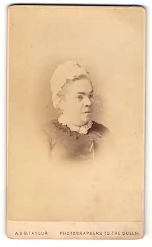 Fotografie A. & G. Taylor, London-W, Portrait betagte Frau mit Kopfputz