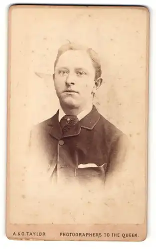 Fotografie A. & G. Taylor, London-W, Portrait junger Mann in Anzug