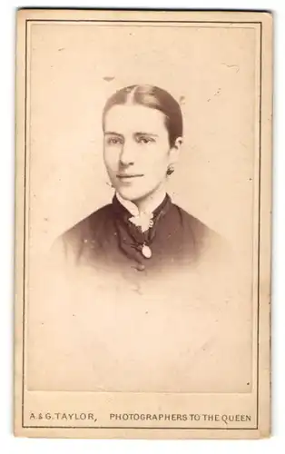Fotografie A. & G. Taylor, London-W, Portrait junge Dame mit zurückgebundenem Haar