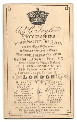 Fotografie A. & G. Taylor, London-W, Portrait junge Dame mit zurückgebundenem Haar