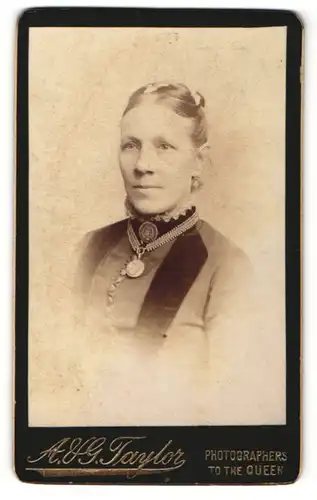 Fotografie A. & G. Taylor, London-W, Portrait Dame mit zusammengebundenem Haar mit Medaillon
