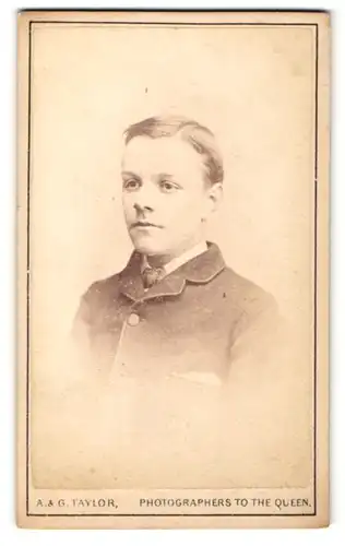 Fotografie A. & G. Taylor, London, Portrait halbwüchsiger Knabe in Anzug