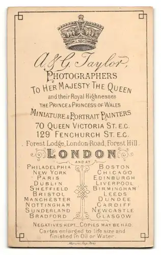 Fotografie A. & G. Taylor, London, Portrait halbwüchsiger Knabe in Anzug