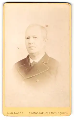 Fotografie A. & G. Taylor, London, Portrait älterer Herr in Anzug