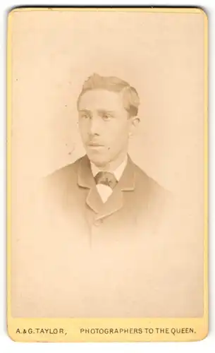 Fotografie A. & G. Taylor, London, Portrait junger Mann in zeitgenöss. Kleidung