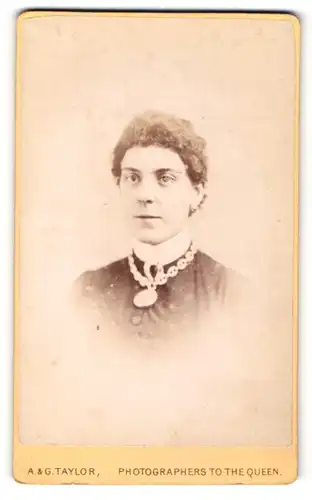 Fotografie A. & G. Taylor, London, Portrait junge Dame mit Medaillon im den Hals