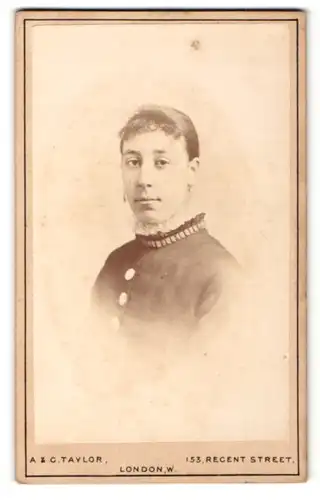 Fotografie A. & G. Taylor, London, Portrait Fräulein mit zusammengebundenem Haar
