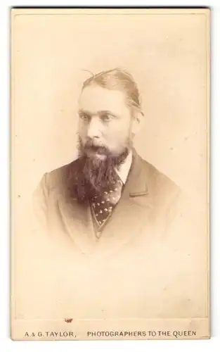Fotografie A. & G. Taylor, London, Portrait Herr mit zurückgekämmtem Haar und Bart