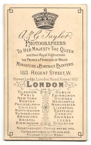 Fotografie A. & G. Taylor, London, Portrait Herr mit zurückgekämmtem Haar und Bart