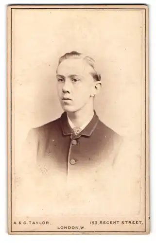Fotografie A. & G. Taylor, London, Portrait junger Mann mit zurückgekämmtem Haar