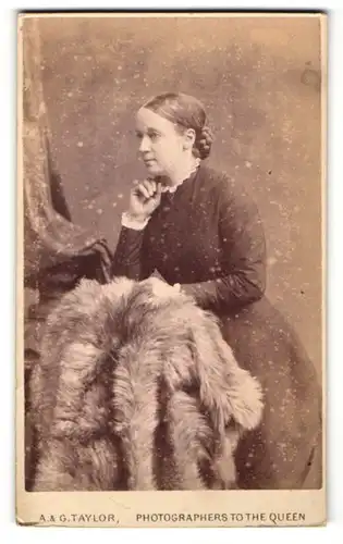 Fotografie A. & G. Taylor, London, Portrait Frau mit geflochtenem Haar