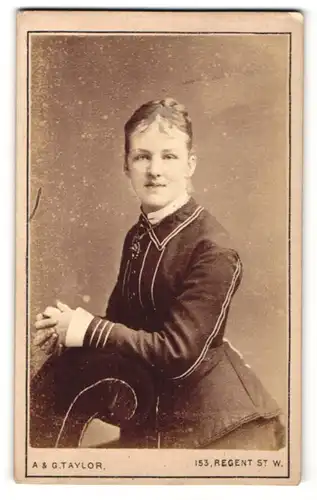 Fotografie A. & G. Taylor, London, Portrait junge Frau in feierlicher Kleidung