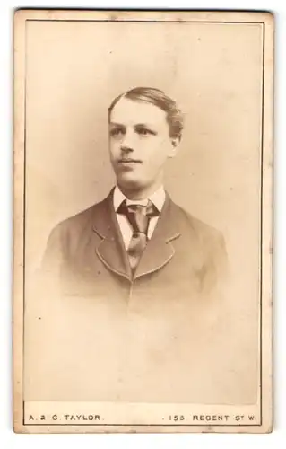 Fotografie A. & G. Taylor, London, Portrait junger Mann mit zeitgenöss. Frisur in Anzug mit Krawatte