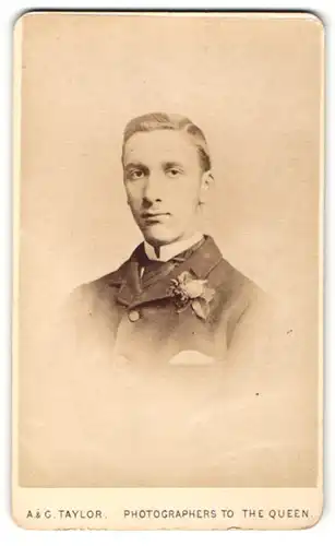 Fotografie A. & G. Taylor, London, Portrait junger Herr in Anzug mit Blumenanstecker