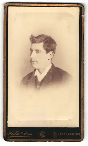 Fotografie Hellis & Sons, London, Portrait bürgerlicher Herr im Anzug mit zeitgenössischer Frisur
