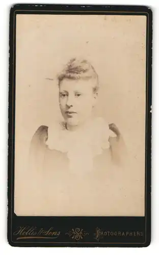 Fotografie Hellis & Sons, London, Portrait junge Dame im eleganten Kleid mit Puffärmeln
