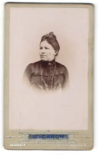 Fotografie J. Caron, Nancy, Portrait bürgerliche Dame mit Hochsteckfrisur und Kragenbrosche