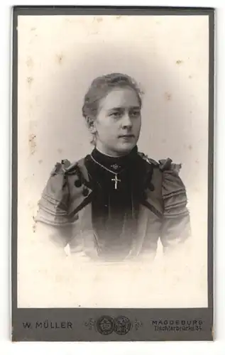 Fotografie W. Müller, Magdeburg, Portrait bürgerliche Dame mit zurückgebundenem Haar und Kreuzkette