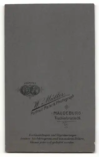 Fotografie W. Müller, Magdeburg, Portrait bürgerliche Dame mit zurückgebundenem Haar und Kreuzkette