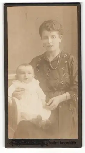 Fotografie Albert König, Vaethen-Tangerhütte, Portrait stolze Mutter in hübscher Kleidung mit Baby im Arm