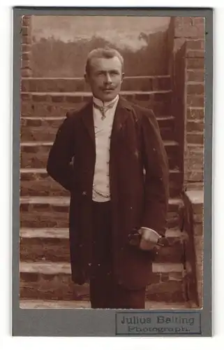 Fotografie Julius Balting, unbekannter Ort, Portrait elegant gekleideter Herr mit Schnauzbart und Handschuhen