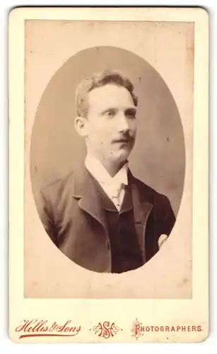 Fotografie Hellis & Sons, London, Portrait bürgerlicher Herr im Anzug mit Krawatte