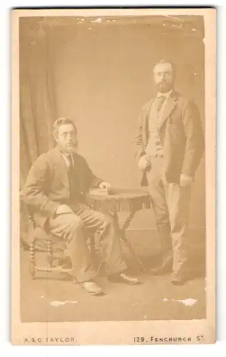 Fotografie A. & G. Taylor, London, Portrait zwei bürgerlich gekleidete Herren mit Krawatten und Bärten