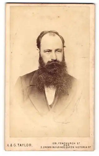 Fotografie A. & G. Taylor, London, Portrait bürgerlicher Herr im Anzug mit Vollbart