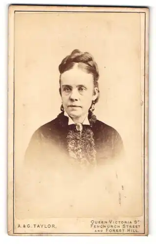 Fotografie A. & G. Taylor, London-EC, Portrait bürgerliche Dame mit Hochsteckfrisur und Kragenbrosche