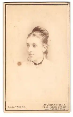 Fotografie A. & G. Taylor, London-EC, Portrait junge Dame mit Hochsteckfrisur und Halsband