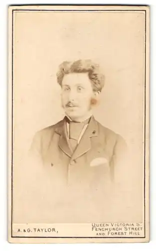 Fotografie A. & G. Taylor, London-EC, Portrait bürgerlicher Herr mit Krawatte und Einstecktuch