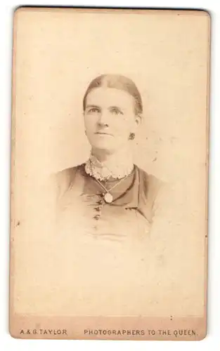 Fotografie A. & G. Taylor, London-W, Portrait bürgerliche Dame mit zurückgebundenem Haar und Medaillon