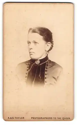 Fotografie A. & G. Taylor, London-W, Portrait bürgerliche Dame mit Flechtfrisur und Kragenbrosche