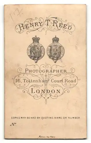 Fotografie H. T. Reed, London, Portrait elegant gekleideter Herr am Schreibtisch sitzend