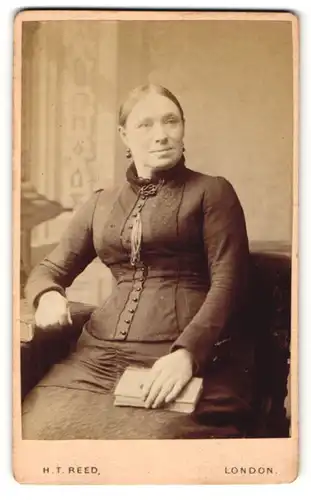 Fotografie H. T. Reed, London, Portrait bürgerliche Dame mit Büchern am Tisch sitzend