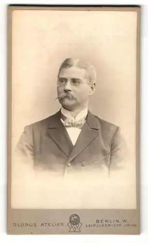 Fotografie Globus Atelier, Berlin-W, Portrait gutbürgerlicher Herr in Anzug mit Hemd mit Stehkragen mit Schnauzbart
