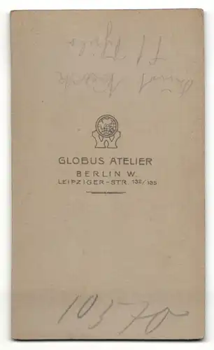 Fotografie Globus Atelier, Berlin-W, Portrait gutbürgerlicher Herr in Anzug mit Hemd mit Stehkragen mit Schnauzbart