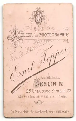 Fotografie Ernst Tepper, Berlin-N, Portrait Mann mit Oberlippenbart in zeitgenöss. Kleidung