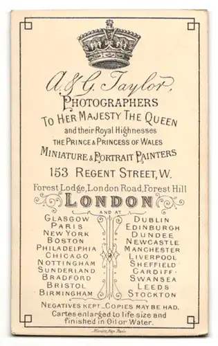 Fotografie A. & G. Taylor, London, Mann mit Seitenscheitel und Vollbart im Anzug