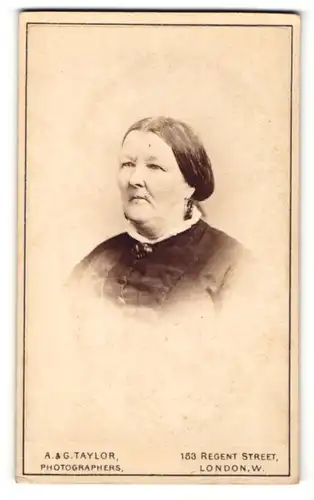 Fotografie A. & G. Taylor, London, ältere Frau mit zurückgesteckten Haaren und Ohrringen