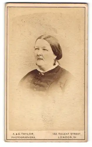 Fotografie A. & G. Taylor, London, ältere Frau mit zurückgesteckten Haaren mit Ohrringen