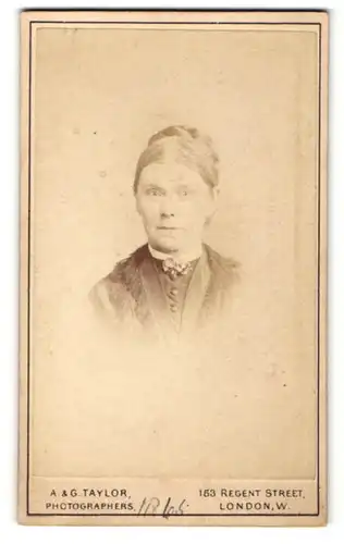 Fotografie A. & G. Taylor, London, Frau mit hochgesteckten Haaren und Brosche