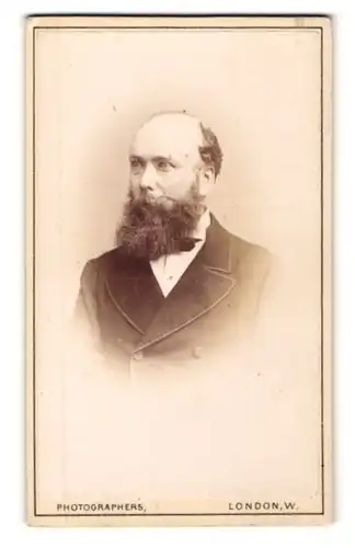 Fotografie A. & G. Taylor, London, Mann mit Vollbart und Halbglatze